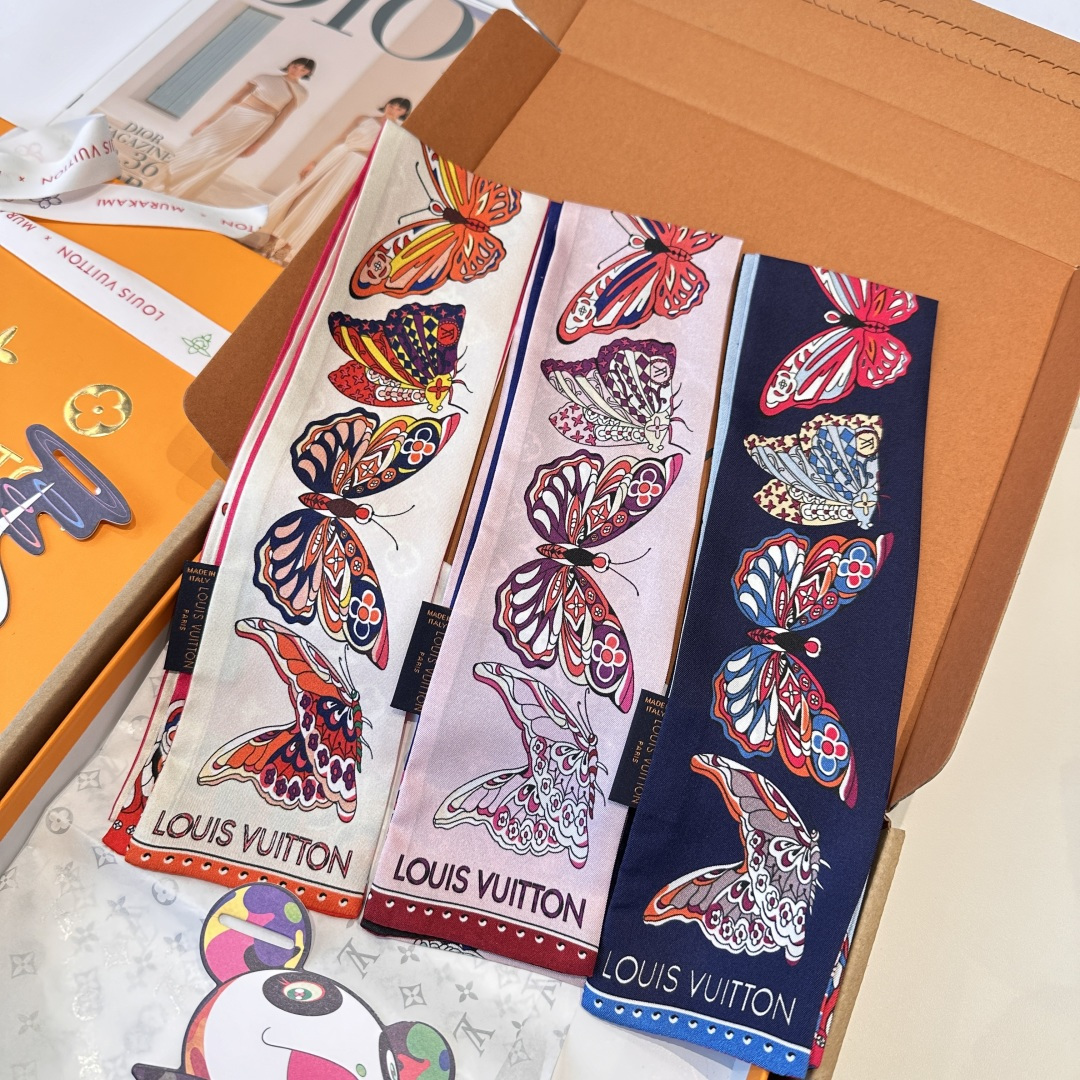 NO:379126,The latest counter models are exclusive in stock. Quality assurance. LV multi-functional small ribbon. It can be used as a hairband, wristband, belt, belt, etc.... It is especially practical. There is no twilly small ribbon nowadays. I feel embarrassed to take a bag and go out. [Laughing] I have so many small ribbons that I have so popular recently. Just look at the street photography and you will know that there is always one of the many styles in our house that suits you!  Silk twill scarf, streamer, streamer, hair tie, louis vuitton, real silk19860909最新专柜款独家现货 品质保证 LV多功能小丝带 可以当束发带、腕带、腰带、包带等…特别实用 这年头没有一条twilly小丝带都不好意思拿包出门[偷笑]最近小丝带多热门看看街拍就知道 我们家这么多款式总有一款适合你！真丝斜纹丝巾,飘带,飘带，发束,louis vuitton,real silk,accessory