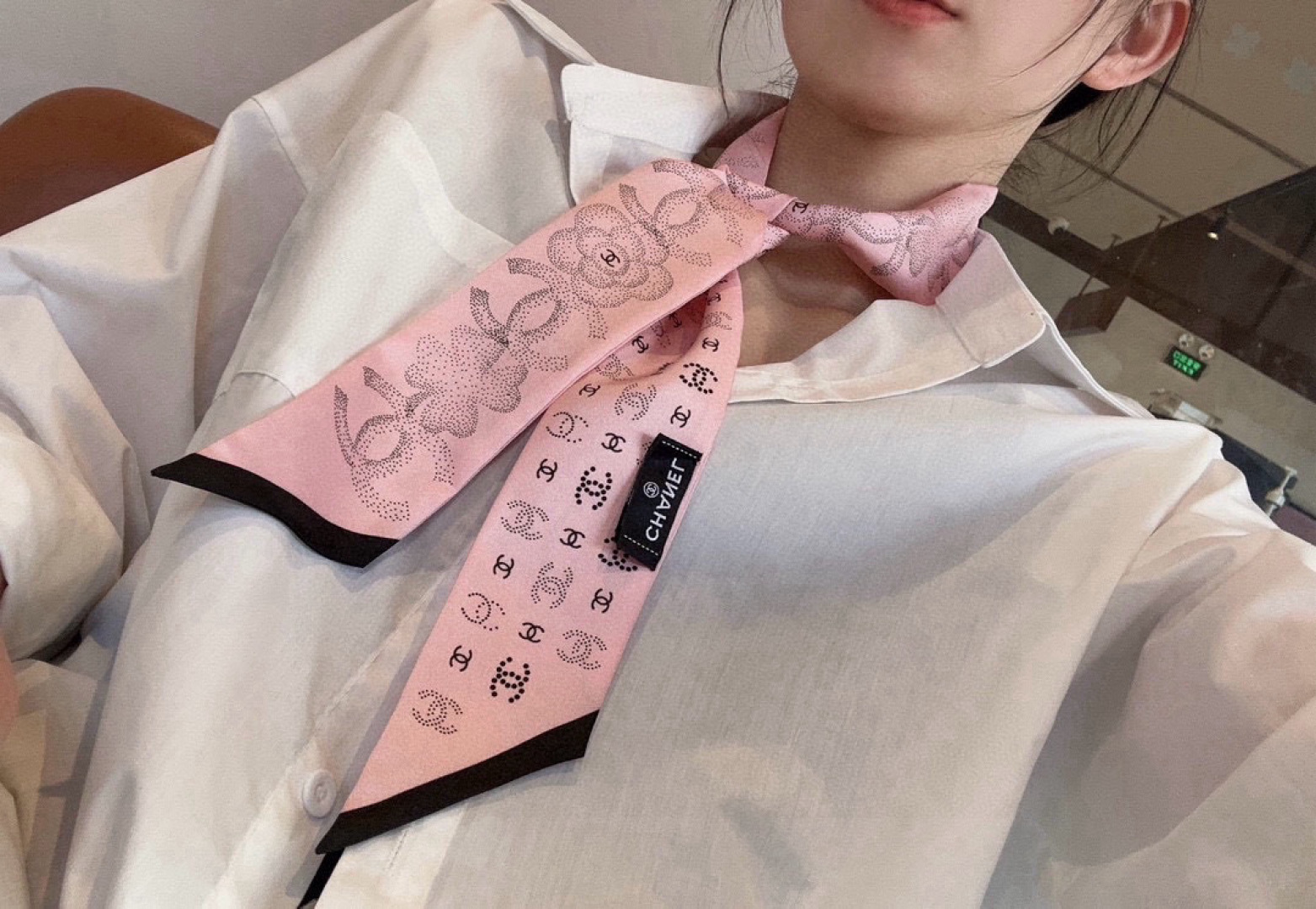 NO:379131,Super beautiful Xiaoxiang's latest double-sided Twilly has a big brand aura!  Twill silk has a super strong luster. It can be seen from the picture that the quality is extraordinary and the gift is very suitable for your own use. It can be wrapped around the neck, wrist and waist, and can also be matched on your beloved bag to make your bag look brand new. Size 6cm scarf, streamers, streamers, hair tie, real silk19860909超美 小香最新双面Twilly超有大牌气场！斜纹真丝光泽感超级强 从图中就可以看出来品质非凡送礼自用都超合适的一款既可绕于颈间,亦可缠于腕部、腰部,同样也可以搭配在心爱的包包上,让你的包包焕然, 尺寸6cm丝巾,飘带,飘带，发束,real silk,accessory