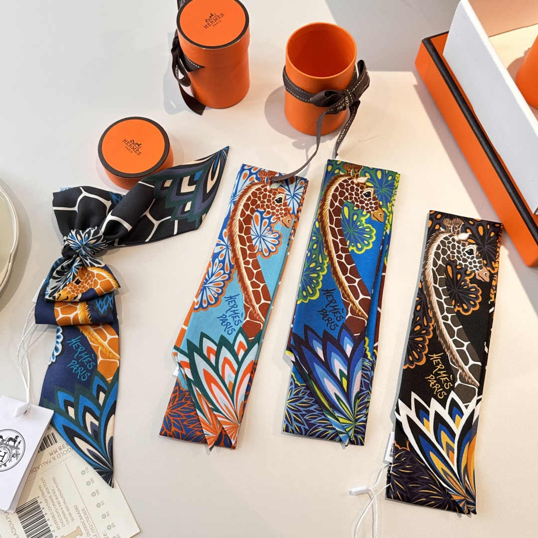 NO:379136,Meihui Three Goddess, popular Hermes Twill Silk (Mulberry Silk). This essential H accessory can be worn in various ways and is suitable for any clothing. Whether tied around the neck, or worn as a belt, hairband and headscarf, it is pleasing to the eye. Scarf, streamer, streamer, hairband, hermes, real silk19860909美蕙三女神,爆款爱马仕斜纹真丝（桑蚕丝）.这款H必备配饰可以多种方式佩戴,与任何服饰皆搭配得宜.无论系绕颈间,或作为腰带、束发带及头巾佩戴,皆赏心悦目.丝巾,飘带,飘带，发束,hermes,real silk,accessory