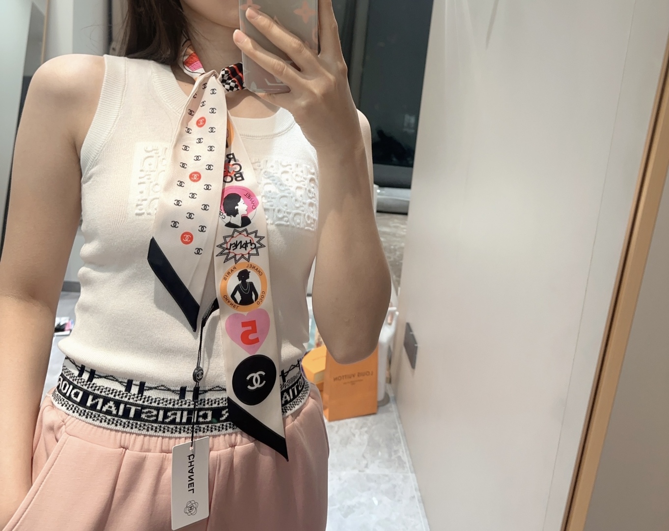 ✨✨最新小红书 专柜同款！香奈儿束发带/飘带款！可当小围巾，绑头发，绑手袋，绑在手腕装饰！多功能随便你搭