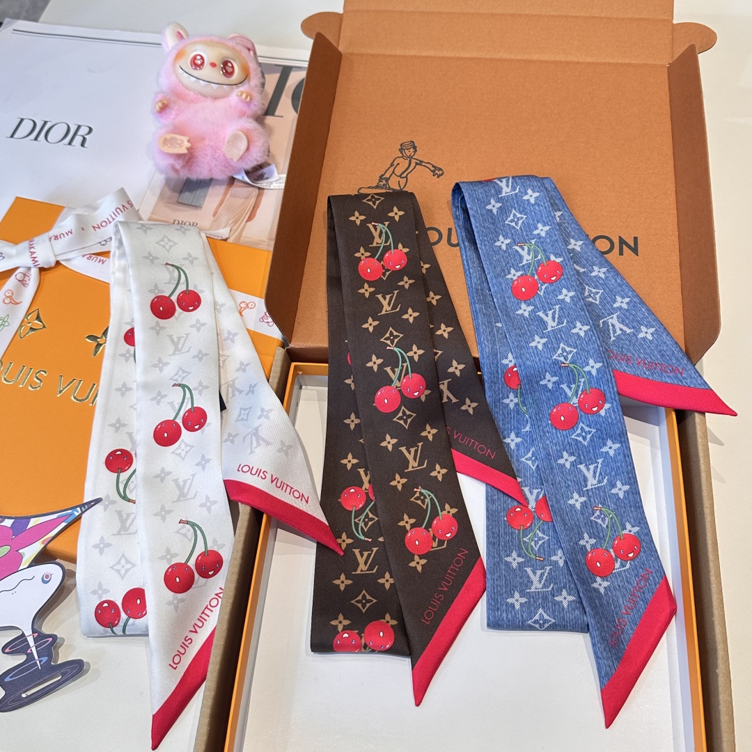  LV村上隆樱桃🍒Lv驴家100%真丝 18姆米重磅斜纹材质，
长条丝巾twilly束发带🎀  尖角樱桃