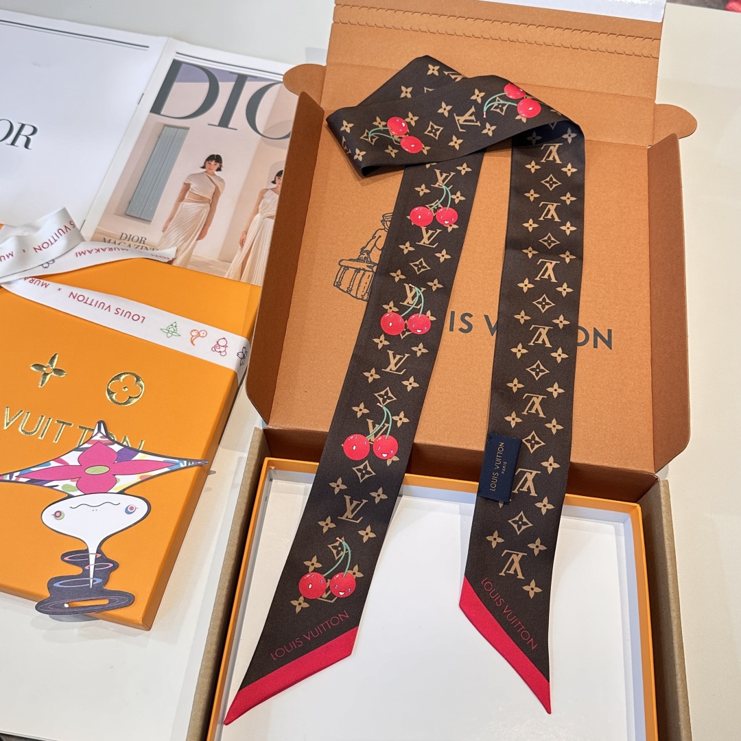 LV村上隆樱桃🍒Lv驴家100%真丝 18姆米重磅斜纹材质，
长条丝巾twilly束发带🎀  尖角樱桃