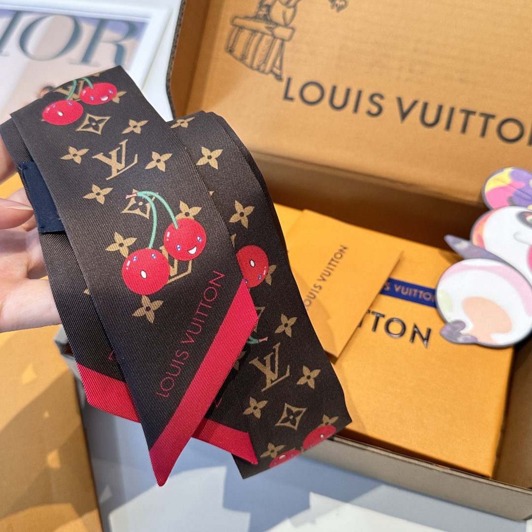  LV村上隆樱桃🍒Lv驴家100%真丝 18姆米重磅斜纹材质，
长条丝巾twilly束发带🎀  尖角樱桃