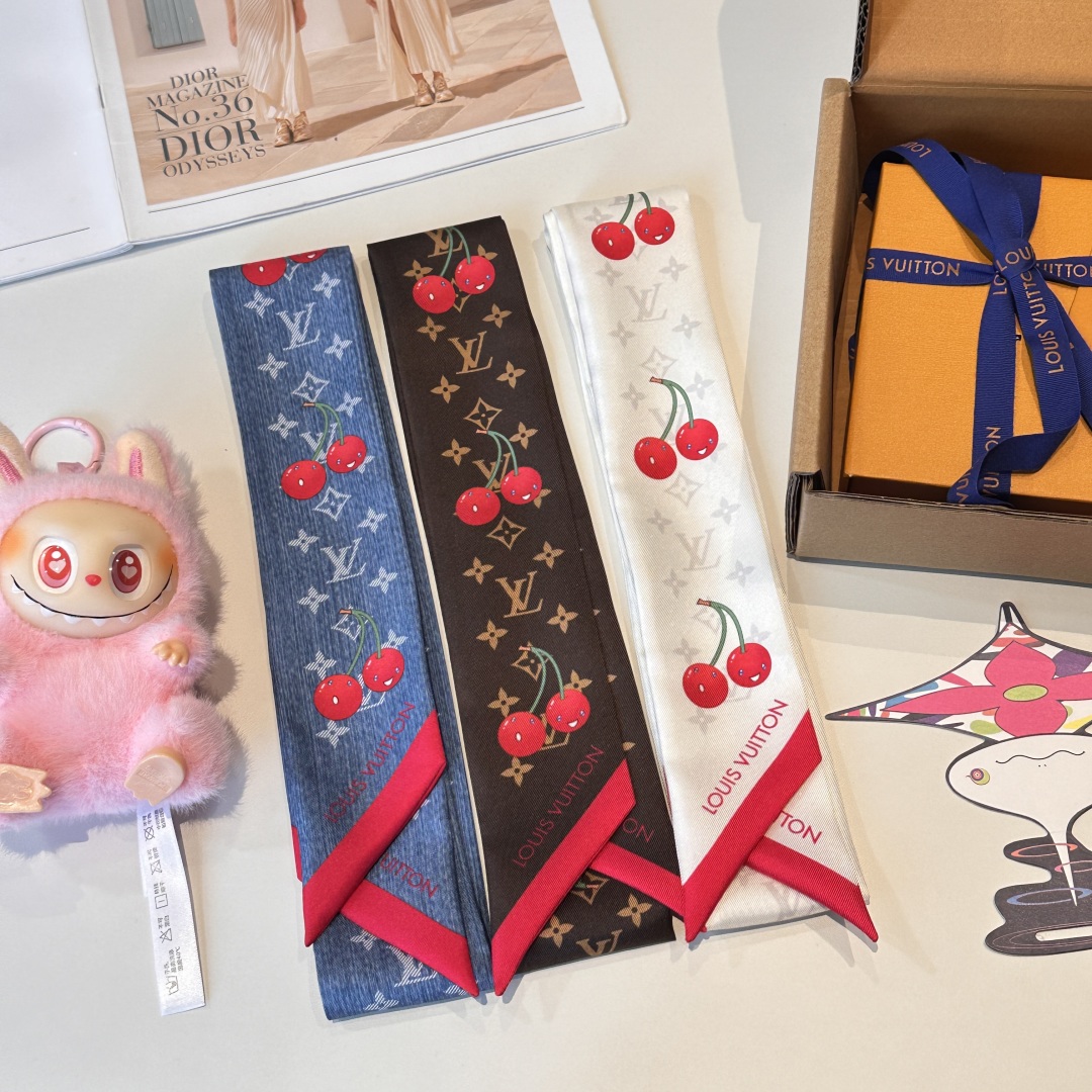  LV村上隆樱桃🍒Lv驴家100%真丝 18姆米重磅斜纹材质，
长条丝巾twilly束发带🎀  尖角樱桃