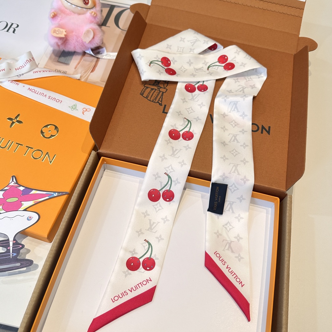  LV村上隆樱桃🍒Lv驴家100%真丝 18姆米重磅斜纹材质，
长条丝巾twilly束发带🎀  尖角樱桃