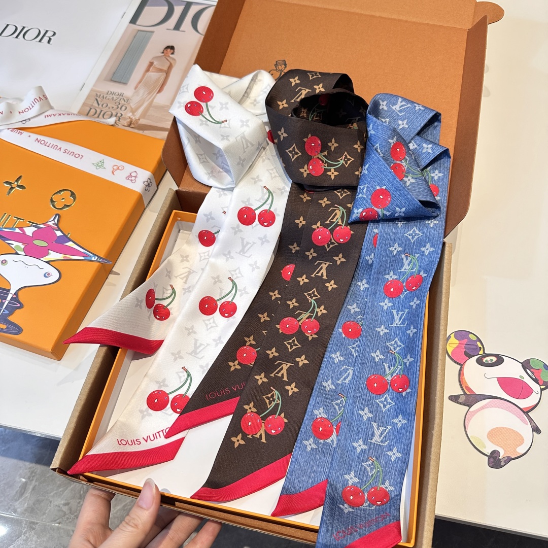  LV村上隆樱桃🍒Lv驴家100%真丝 18姆米重磅斜纹材质，
长条丝巾twilly束发带🎀  尖角樱桃