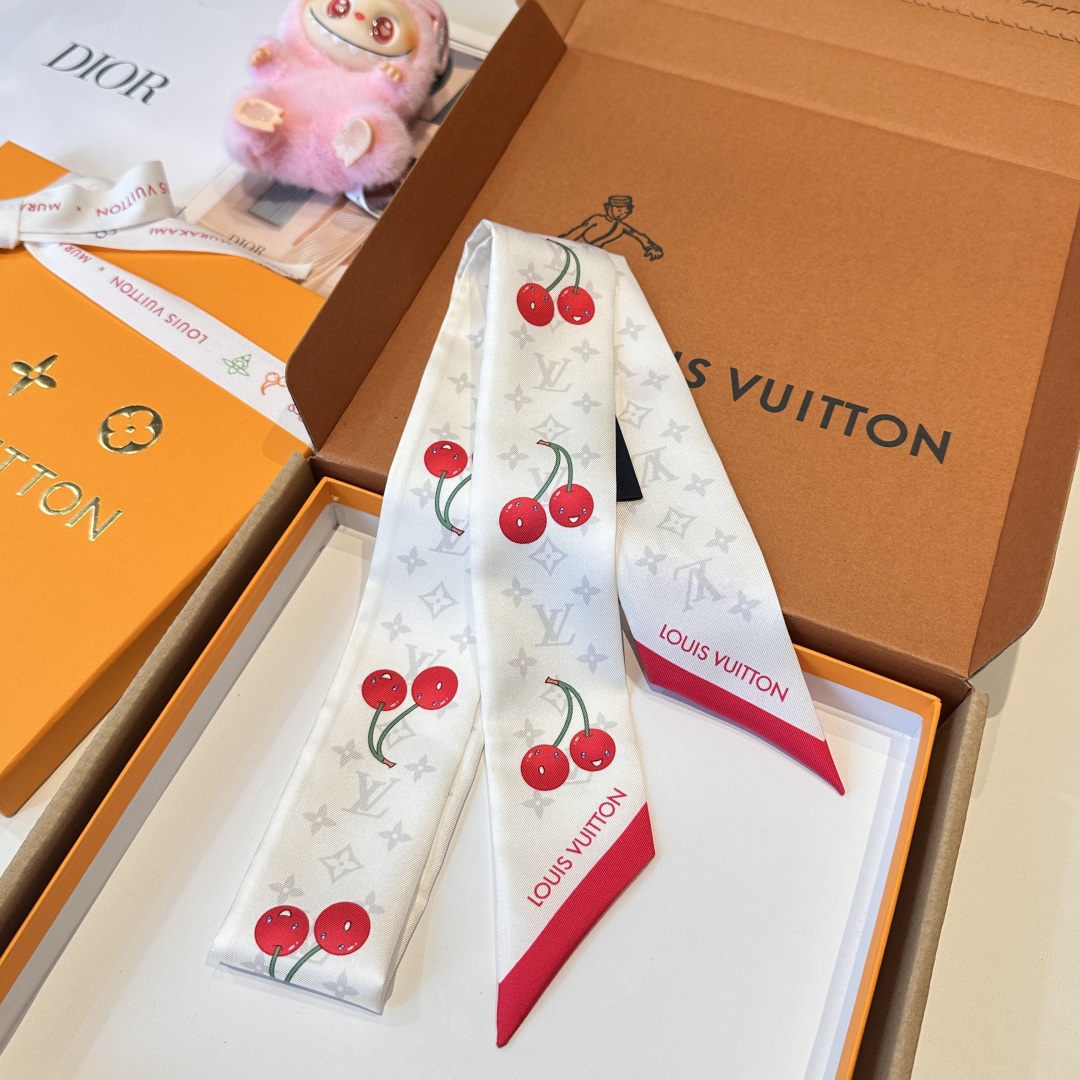  LV村上隆樱桃🍒Lv驴家100%真丝 18姆米重磅斜纹材质，
长条丝巾twilly束发带🎀  尖角樱桃