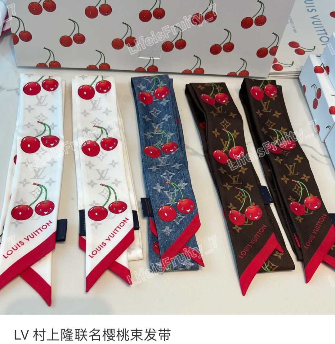  LV村上隆樱桃🍒Lv驴家100%真丝 18姆米重磅斜纹材质，
长条丝巾twilly束发带🎀  尖角樱桃