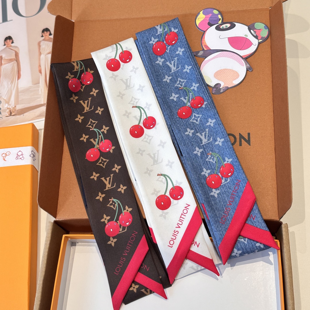  LV村上隆樱桃🍒Lv驴家100%真丝 18姆米重磅斜纹材质，
长条丝巾twilly束发带🎀  尖角樱桃