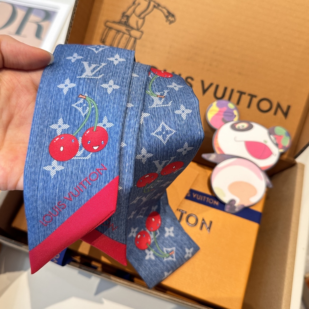  LV村上隆樱桃🍒Lv驴家100%真丝 18姆米重磅斜纹材质，
长条丝巾twilly束发带🎀  尖角樱桃