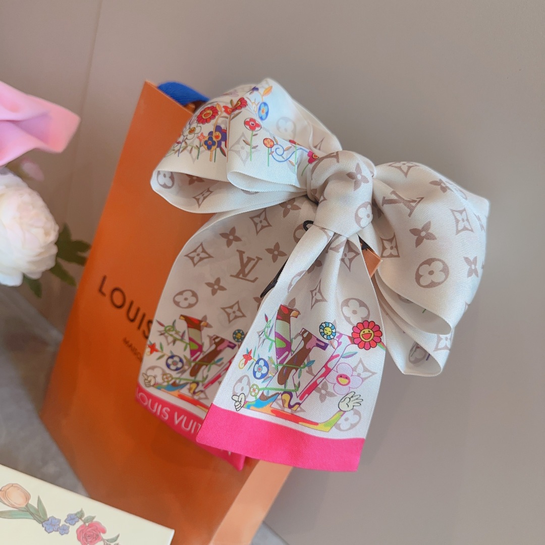  Lv驴家100%真丝 18姆米重磅斜纹材质，
长条丝巾twilly束发带🎀  村上隆彩色黑
120x5