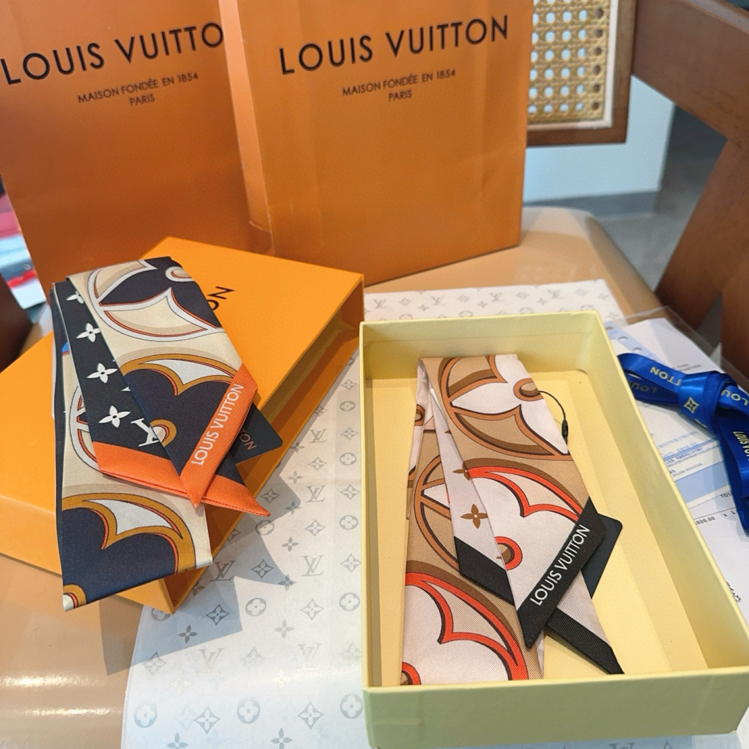  Lv驴家100%真丝 18姆米重磅斜纹材质，
长条丝巾twilly束发带🎀  黑白四叶花
120x5c