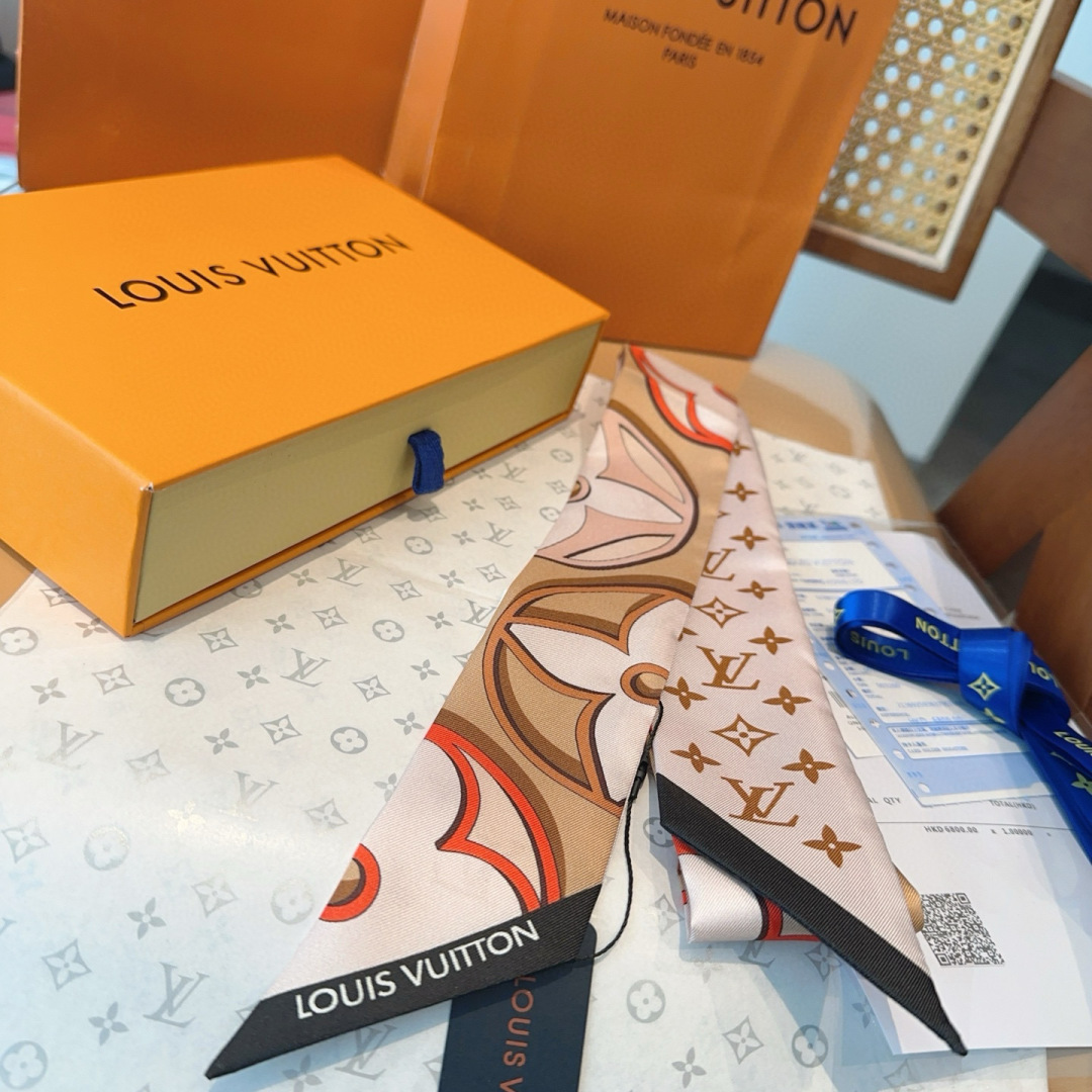  Lv驴家100%真丝 18姆米重磅斜纹材质，
长条丝巾twilly束发带🎀  黑白四叶花
120x5c