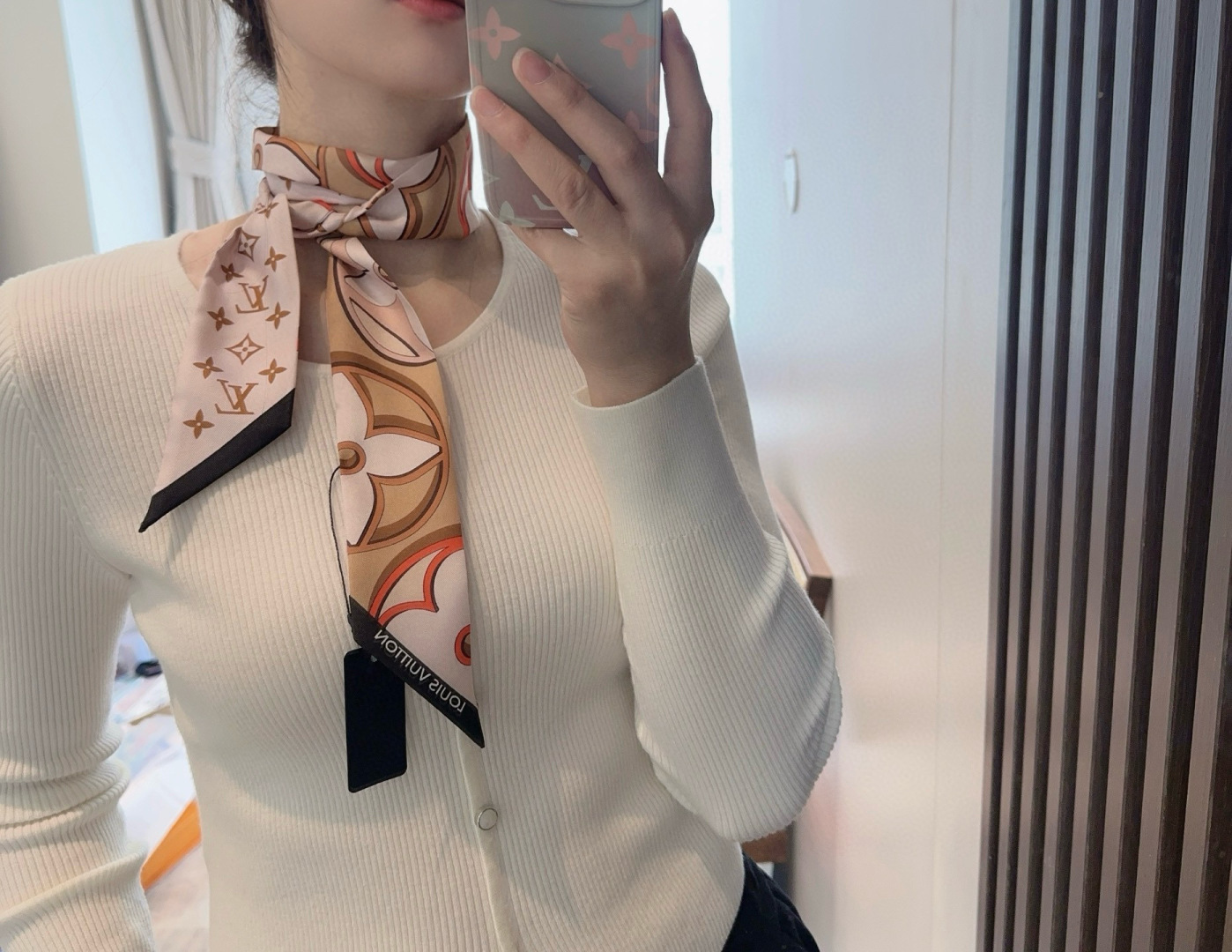  Lv驴家100%真丝 18姆米重磅斜纹材质，
长条丝巾twilly束发带🎀  黑白四叶花
120x5c