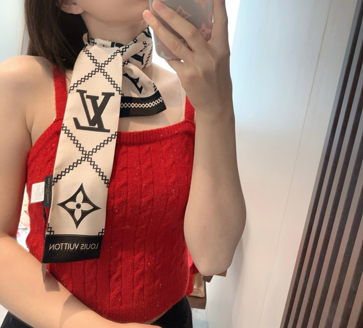 NO:379248,50 new, LV's main double-layer silk tow hairband. The mixed counters come to VIP to recommend real fashion items, paying tribute to the classics. It can be used as a scarf or headband, or tied in the bag handle.~ straps, bow tie and streamer various multi-purpose domestic official websites are also available on the shelves of the price + awesome original single genuine [the latest private stream can definitely be used for ten thousand years. SVIP recommendations are recommended] Compared with the price of the counter, I really bought Leha. This F series is really the better and more way to look at it. It has a good tone when you match it. Super soft*6cm. Top imported double-layer silk small streamer scarf, streamers, hair tie, louis vuitton, real silk1986090950上新,LV主打的双层真丝束发带.混专柜的来VIP推荐真正的时尚单品,向经典致敬.可作为围巾或发带使用,亦可系于包袋手柄中.~绑带.领结.飘带各种多用途国内官网也上架了售价＋牛逼原单正品【最新私流绝对可以用万年 手慢无SVIP推荐】和专柜的价格比,真心是买到偷着乐哈这个F系列真心的越看越好看而且多way用法,随便怎么搭配都好有腔调.超级柔软*6cm.顶级进口双层真丝小飘带丝巾,飘带，发束,louis vuitton,real silk,accessory