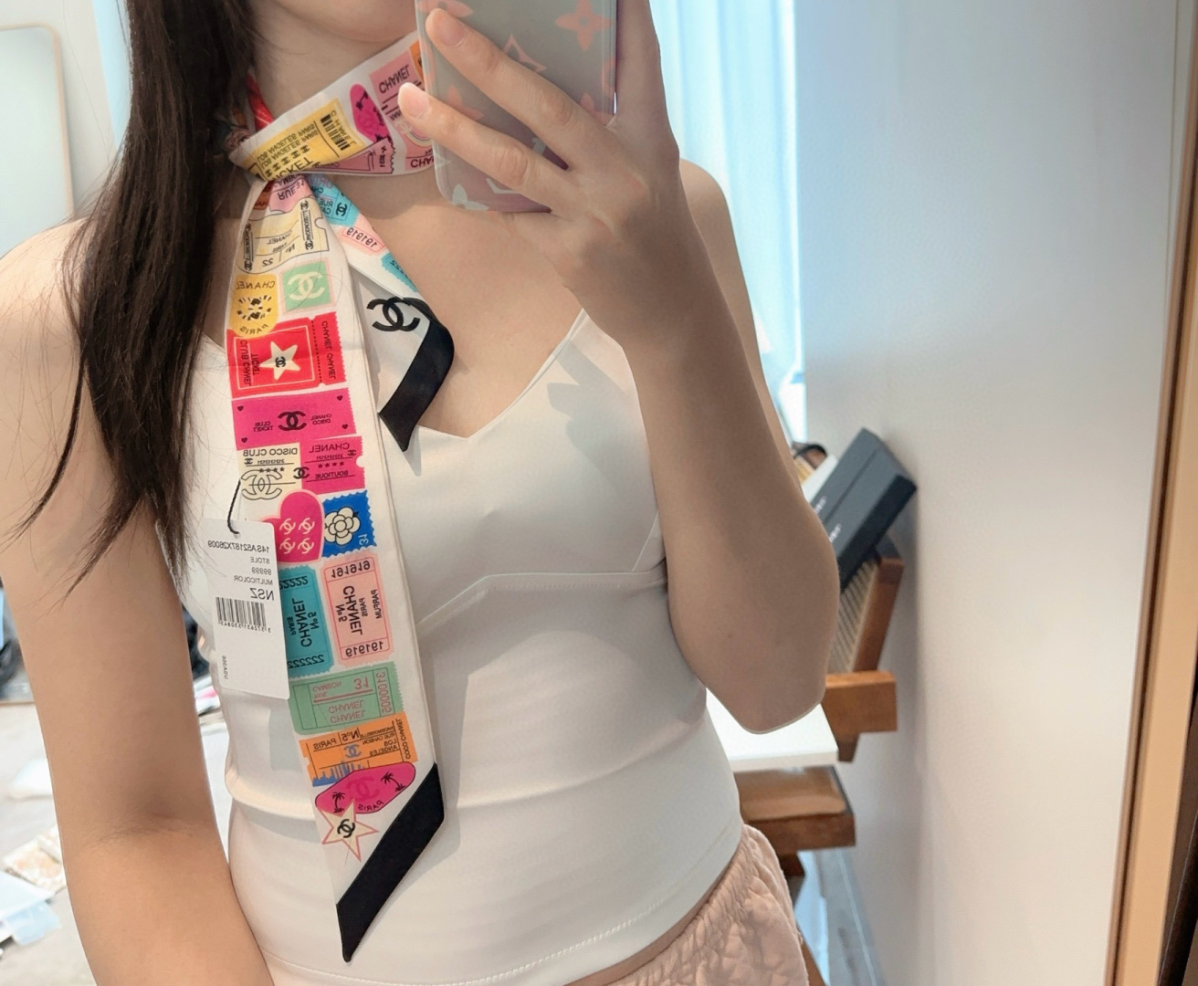 NO:379263,Chanel Twilly little silk scarf is here, Chanel is a real cute little, everyone has three hands to see, I don’t stop me. N hasn’t seen such a beautiful twilly for a long time. It’s really fragrant. There are not many essential artifacts for concave styling. It won’t always be there. It’s very practical, tied hair, tied bags, etc.... Unique, rather than lacking material: twill silk size/6cm scarf, streamers, hair tied, chanel, chanel, real silk19860909香奈儿 Twilly小丝巾来了,Chanel 名副其实的小可爱, 人手三条闭眼收,我都不拦着 N久都没有见过这么好看的twilly 真的是真香本香了,凹造型必备神器数量不是很多.也不会一直有 实用率贼高,绑头发,绑包包,等等等等...独一无二,宁缺毋材质:斜纹真丝尺寸/6cm丝巾,飘带，发束,chanel,chanel,real silk,accessory