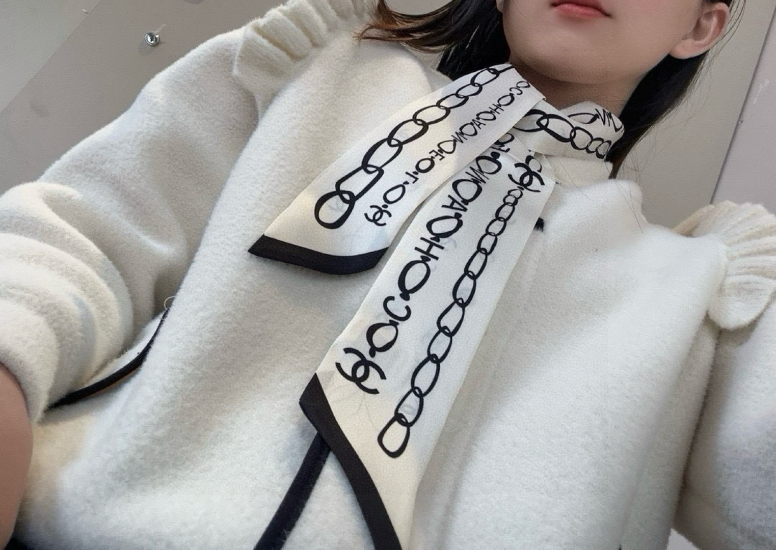 NO:379284,Chanel Twilly little silk scarf is here, Chanel is a real cute little, everyone has three hands to see, I don’t stop me. N hasn’t seen such a beautiful twilly for a long time. It’s really fragrant. There are not many essential artifacts for concave styling. It won’t always be there. It’s very practical, tied hair, tied bags, etc.... Unique, rather than lacking material: twill silk size/6cm scarf, streamers, hair tied, chanel, chanel, real silk19860909香奈儿 Twilly小丝巾来了,Chanel 名副其实的小可爱, 人手三条闭眼收,我都不拦着 N久都没有见过这么好看的twilly 真的是真香本香了,凹造型必备神器数量不是很多.也不会一直有 实用率贼高,绑头发,绑包包,等等等等...独一无二,宁缺毋材质:斜纹真丝尺寸/6cm丝巾,飘带，发束,chanel,chanel,real silk,accessory