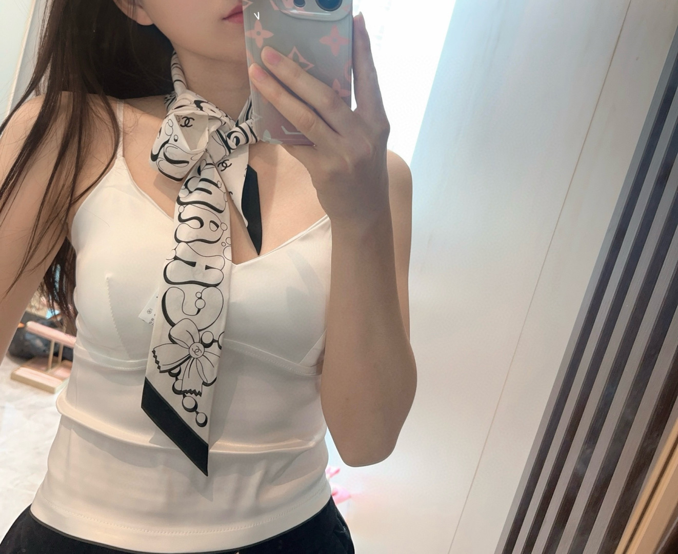 NO:379290,Chanel Twilly little silk scarf is here, Chanel cartoon letters are a real cute little, everyone has three hands to see, I don’t stop them. N hasn’t seen such a beautiful twilly for a long time. It’s really fragrant, it’s a must-have artifact for concave shapes. The number is not a lot. It won’t always be useful, tied hair, tied bags, etc.... Unique, it’s better not to be missing. Material: Twill silk Size/6cm scarf, streamers, hair tied, chanel, chanel, real silk19860909香奈儿Twilly小丝巾来了,Chanel 卡通字母 名副其实的小可爱, 人手三条闭眼收,我都不拦着 N久都没有见过这么好看的twilly 真的是真香本香了,凹造型必备神器 数量不是很多.也不会一直有 实用率贼高,绑头发,绑包包,等等等等… 独一无二,宁缺毋 材质:斜纹真丝 尺寸/6cm丝巾,飘带，发束,chanel,chanel,real silk,accessory