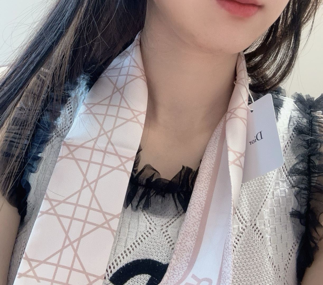 NO:379301,Dior twilly scarf, Miss has a classic style, slender shape, sharp corner design at both ends, and a bar pattern of CHRISTIAN DIOR logo on the back. The upper body effect is very good!  It’s so perfect if you just match it casually!  Streamers have super multi-purpose scarves, headbands, bag accessories, belts... etc., so on, super easy to control. Summer clothes, winter bags, top silk shine, super strong and exquisite. This is really something you must buy [6X105cm, silk double-layer double-sided] scarves, streamers, hair tie, dior, dior, real silk19860909Dior迪奥twilly丝巾,Miss 款式经典,造型修长,两端尖角设计,背面饰以对比鲜明的CHRISTIAN DIOR标志条形图案. 上身效果非常赞！随意一搭就是那么完美！飘带有超多用途领巾、发带、包包配饰、腰带.....等等等等,超好驾驭 夏季配衣服 冬季配包包 顶级真丝光泽感超级强 精美无比 ,这款真的是一定要入手的【6X105cm,真丝双层双面】丝巾,飘带，发束,dior,dior,real silk,accessory