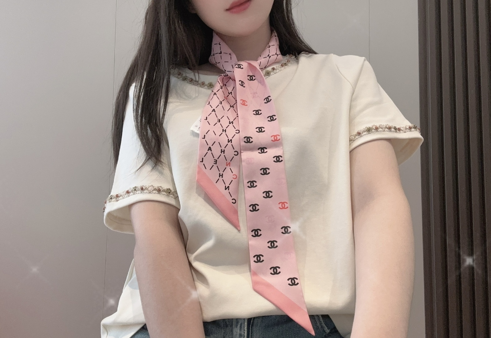 NO:379306,Chanel Twilly little silk scarf is here, a veritable little cute, everyone has three hands to check, I don’t stop me. N hasn’t seen such a beautiful twilly for a long time. It’s really fragrant, it’s a must-have artifact for concave styling. It’s not a lot of things. It won’t always be useful, tied hair, tied bags, etc.... Unique, it’s better not to be missing. Material: Twill silk Size/6cm scarf, streamers, hair tied, chanel, real silk19860909香奈儿Twilly小丝巾来了, 名副其实的小可爱, 人手三条闭眼收,我都不拦着 N久都没有见过这么好看的twilly 真的是真香本香了,凹造型必备神器 数量不是很多.也不会一直有 实用率贼高,绑头发,绑包包,等等等等… 独一无二,宁缺毋 材质:斜纹真丝 尺寸/6cm丝巾,飘带，发束,chanel,real silk,accessory