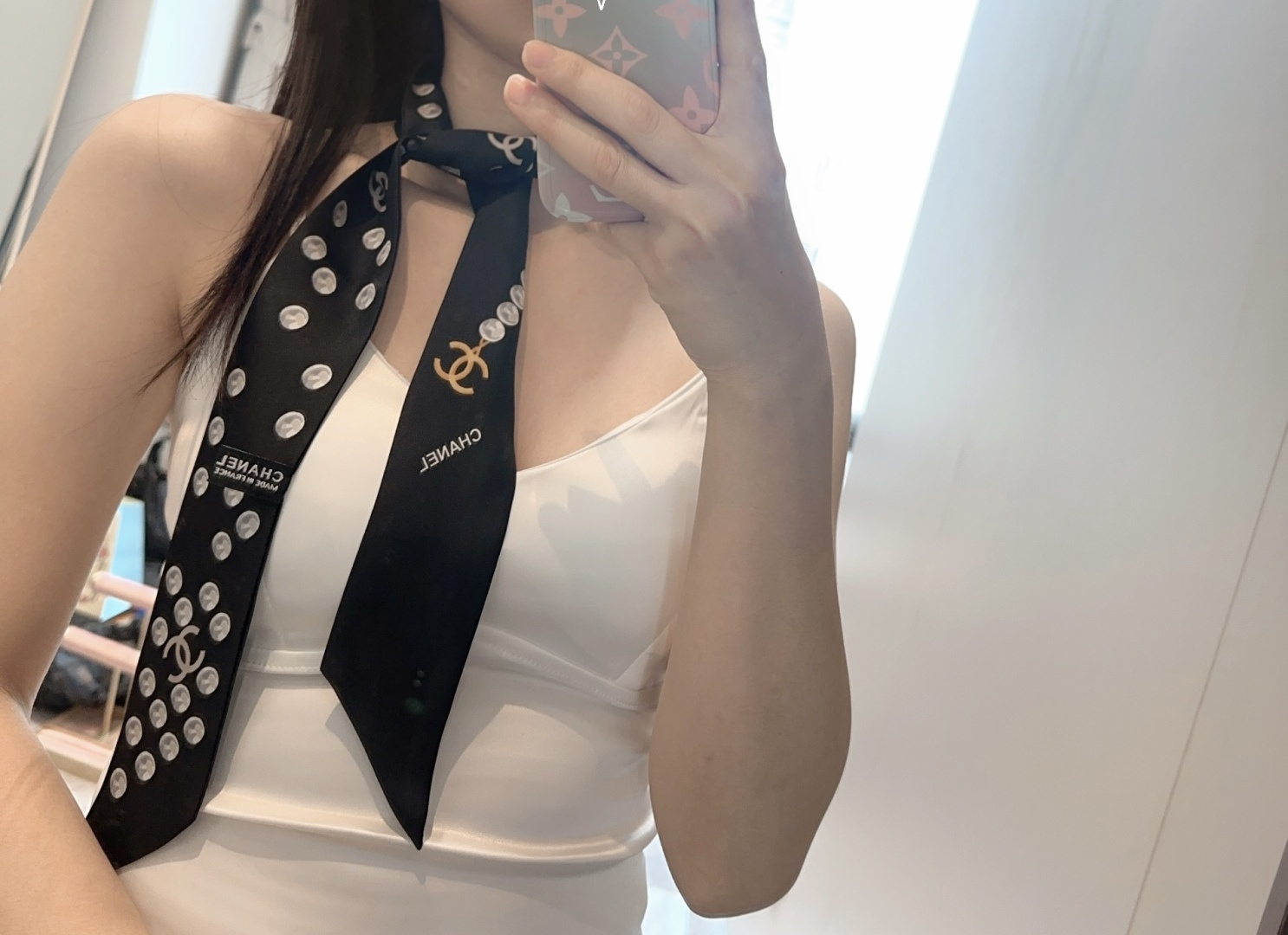 NO:379311,Two colors spot little pearls, the same style in the counter!  Chanel hairband/streamer style!  It can be used as a small scarf, tied hair, tied with handbags, tied to wrist decoration!  Multifunctional matching is available for you!  Double-sided twill silk!  Specification 6*!  Silk scarf, streamer, hair tie, chanel, real silk19860909两色现货小珍珠 专柜同款！香奈儿束发带/飘带款！可当小围巾,绑头发,绑手袋,绑在手腕装饰！多功能随便你搭配！双面斜纹真丝！规格6*！丝巾,飘带，发束,chanel,real silk,accessory