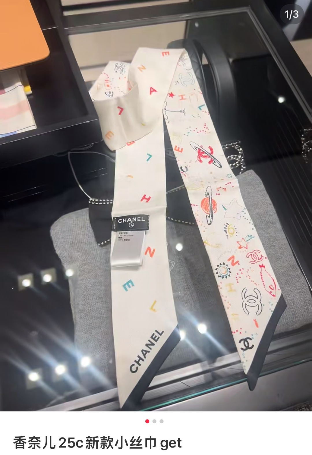 NO:379316,Chanel Twilly little silk scarf is here, Chanel cartoon letters are a real cute little, everyone has three hands to see, I don’t stop them. N hasn’t seen such a beautiful twilly for a long time. It’s really fragrant, it’s a must-have artifact for concave shapes. The number is not a lot. It won’t always be useful, tied hair, tied bags, etc.... Unique, it’s better not to be missing. Material: Twill silk Size/6cm scarf, streamers, hair tied, chanel, chanel, real silk19860909香奈儿Twilly小丝巾来了,Chanel 卡通字母 名副其实的小可爱, 人手三条闭眼收,我都不拦着 N久都没有见过这么好看的twilly 真的是真香本香了,凹造型必备神器 数量不是很多.也不会一直有 实用率贼高,绑头发,绑包包,等等等等… 独一无二,宁缺毋 材质:斜纹真丝 尺寸/6cm丝巾,飘带，发束,chanel,chanel,real silk,accessory