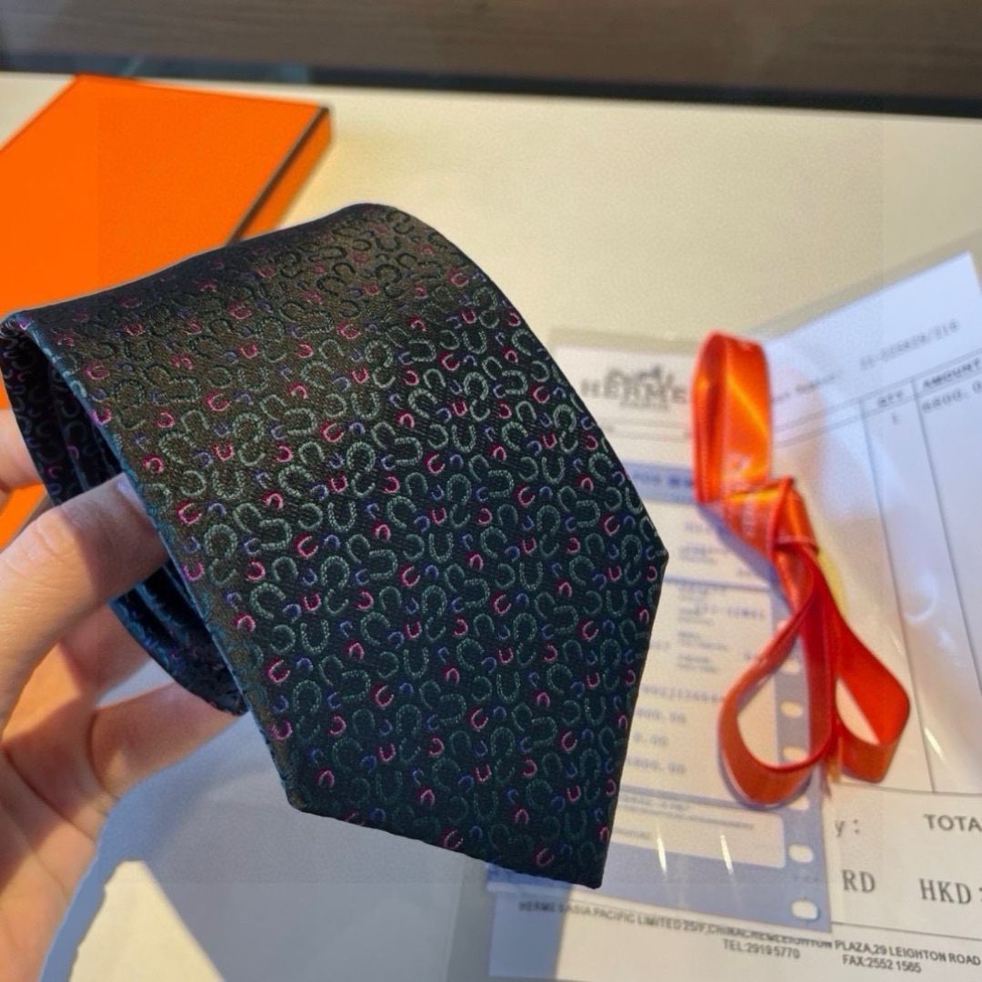 特价 爱马仕男士新款领带系列👔👔，让男士可以充分展示自己个性。100%顶级斜纹真丝手工定制‼