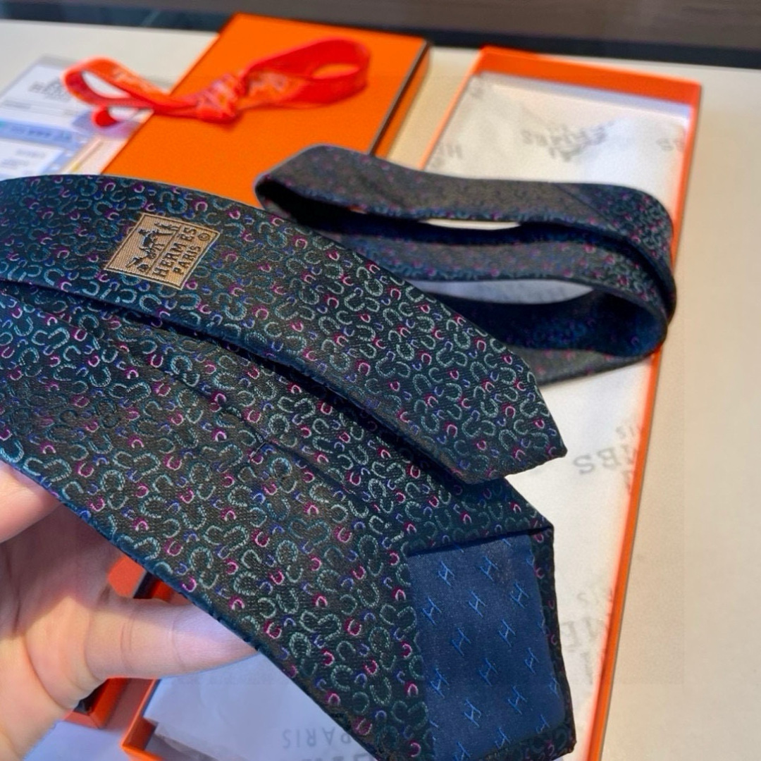 特价 爱马仕男士新款领带系列👔👔，让男士可以充分展示自己个性。100%顶级斜纹真丝手工定制‼