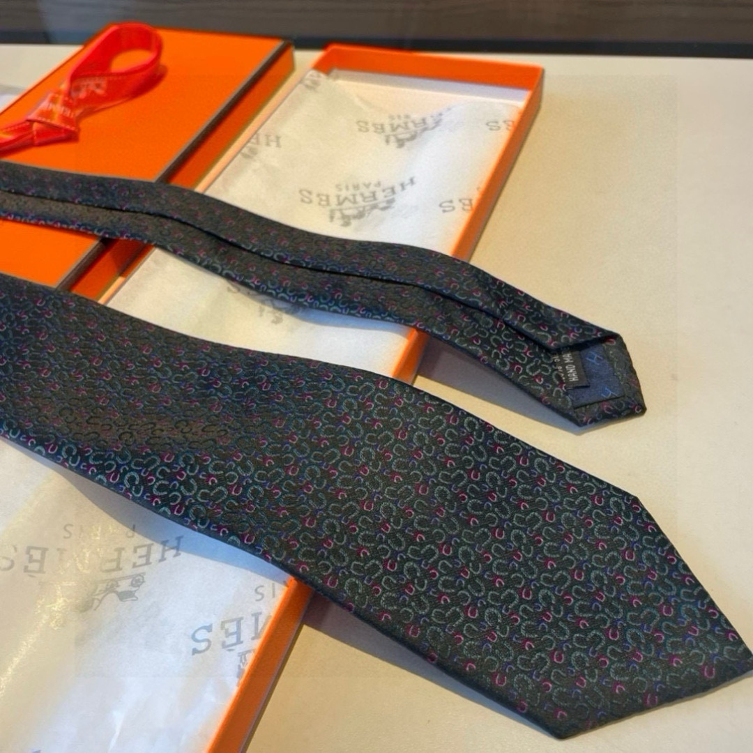特价 爱马仕男士新款领带系列👔👔，让男士可以充分展示自己个性。100%顶级斜纹真丝手工定制‼