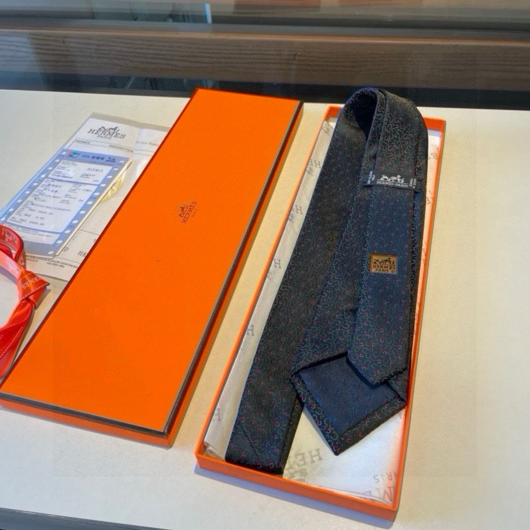 特价 爱马仕男士新款领带系列👔👔，让男士可以充分展示自己个性。100%顶级斜纹真丝手工定制‼