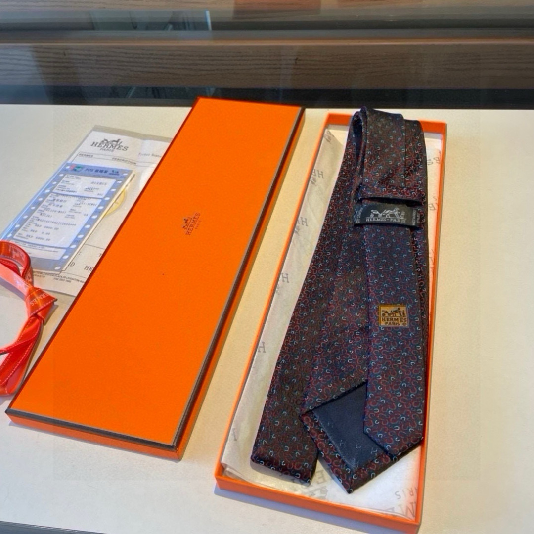 特价 爱马仕男士新款领带系列👔👔，让男士可以充分展示自己个性。100%顶级斜纹真丝手工定制‼
