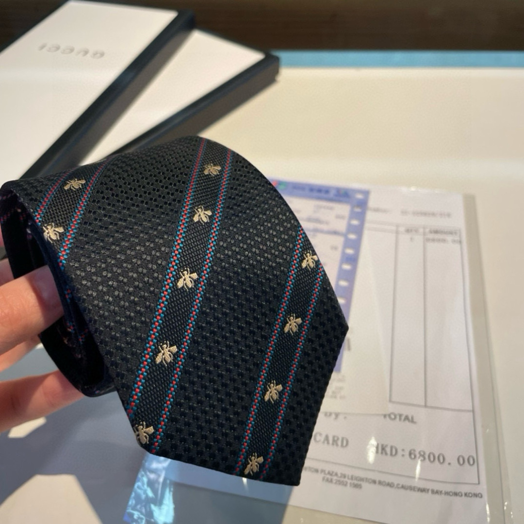 特价男士领带系列👔👔，稀有采用专柜经典主题动物蜜蜂绣花展现精湛手工与时尚优雅的理想选择，这款领带将标志性