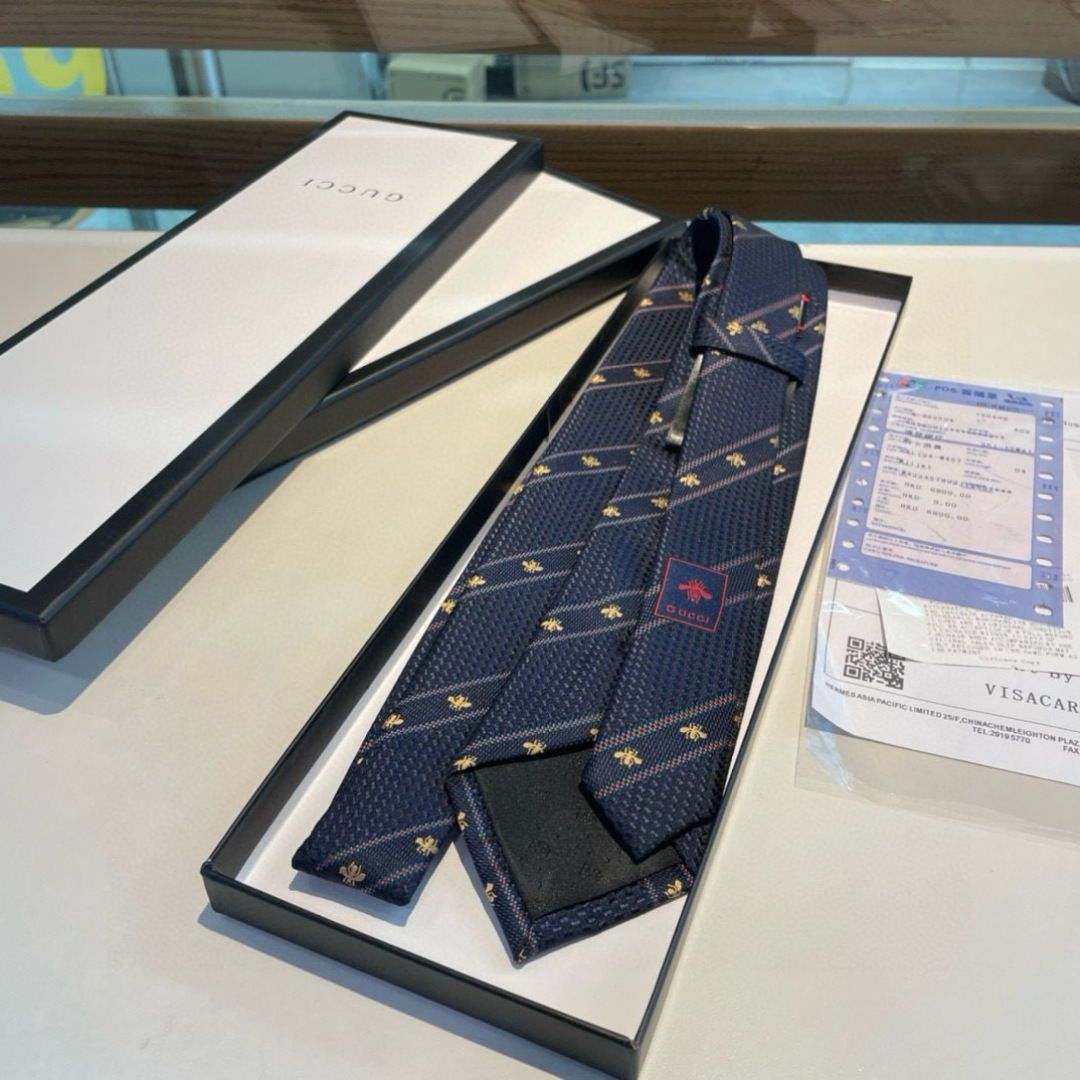 特价男士领带系列👔👔，稀有采用专柜经典主题动物蜜蜂绣花展现精湛手工与时尚优雅的理想选择，这款领带将标志性