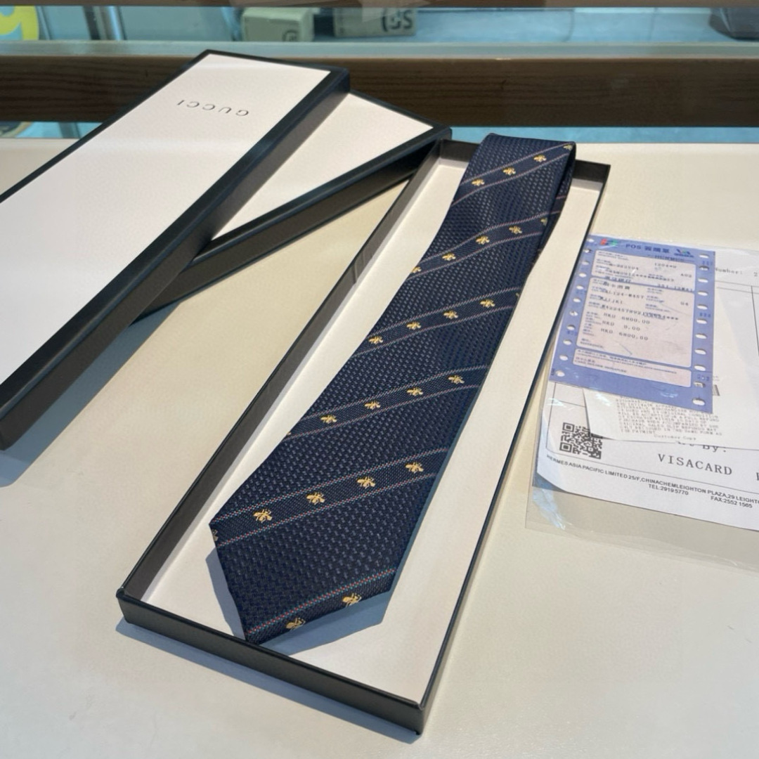 特价男士领带系列👔👔，稀有采用专柜经典主题动物蜜蜂绣花展现精湛手工与时尚优雅的理想选择，这款领带将标志性