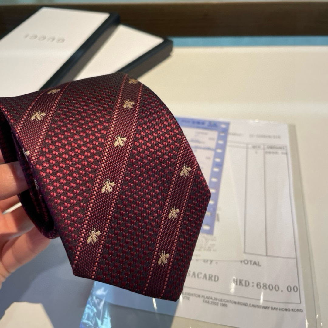 特价男士领带系列👔👔，稀有采用专柜经典主题动物蜜蜂绣花展现精湛手工与时尚优雅的理想选择，这款领带将标志性