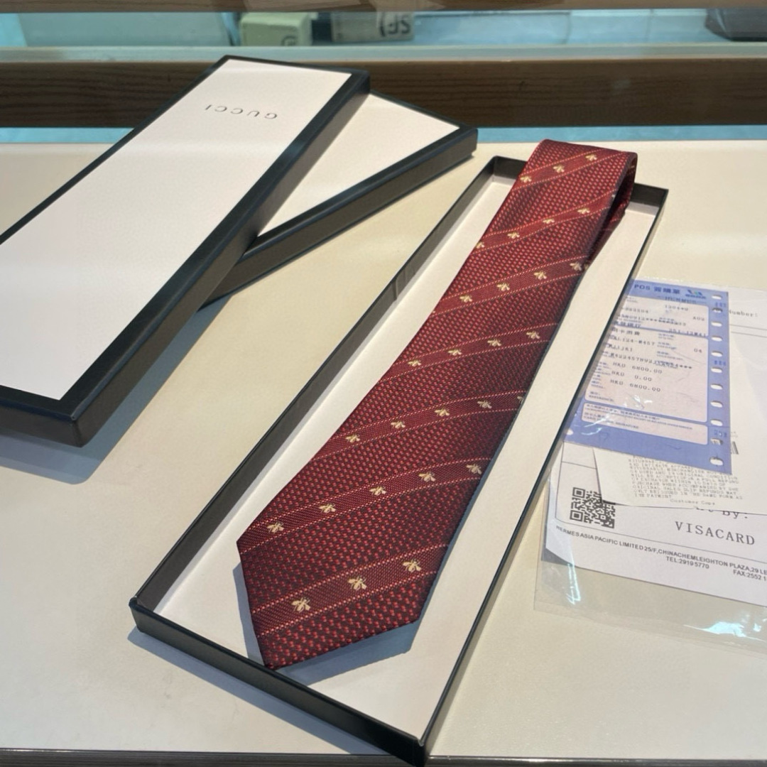 特价男士领带系列👔👔，稀有采用专柜经典主题动物蜜蜂绣花展现精湛手工与时尚优雅的理想选择，这款领带将标志性