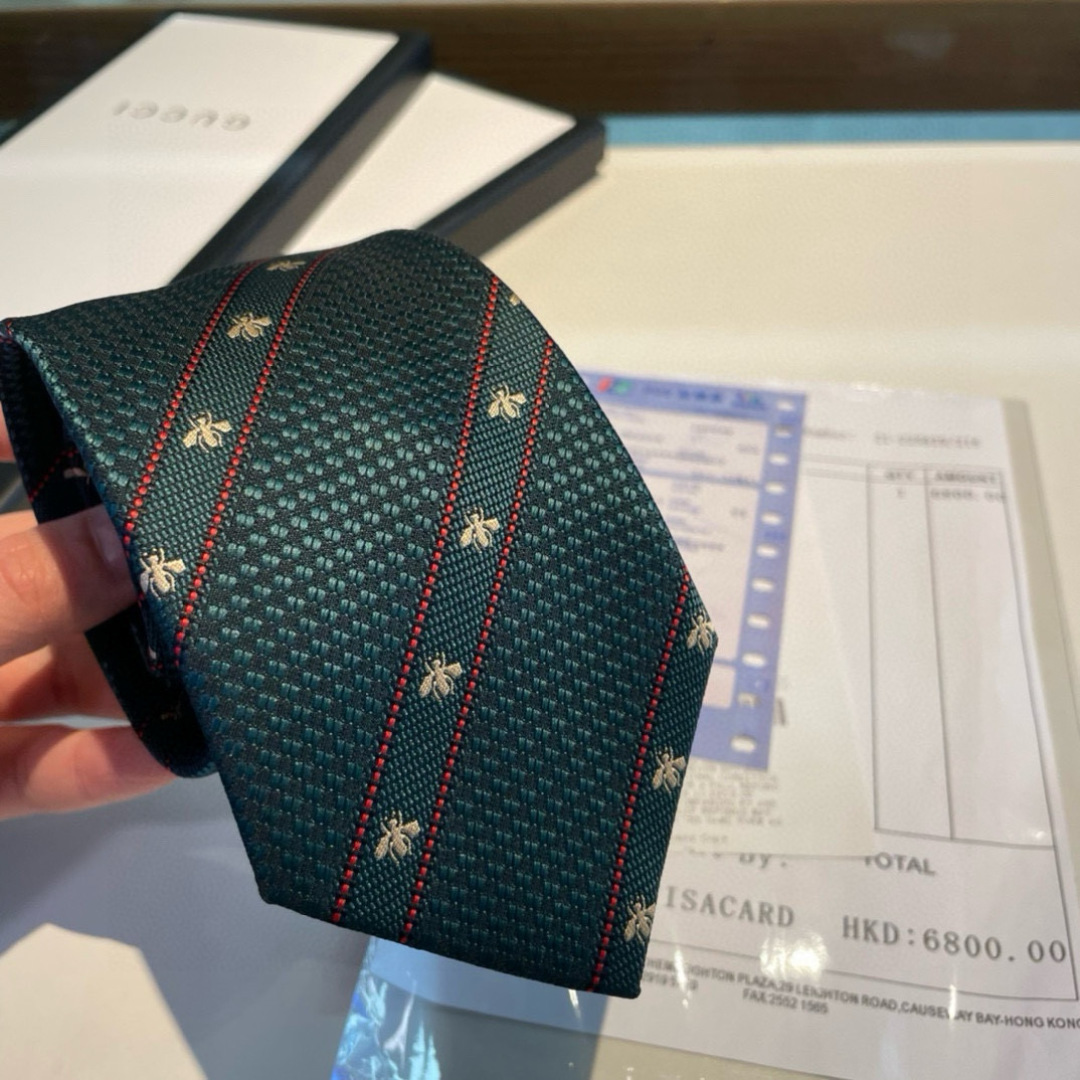 特价男士领带系列👔👔，稀有采用专柜经典主题动物蜜蜂绣花展现精湛手工与时尚优雅的理想选择，这款领带将标志性