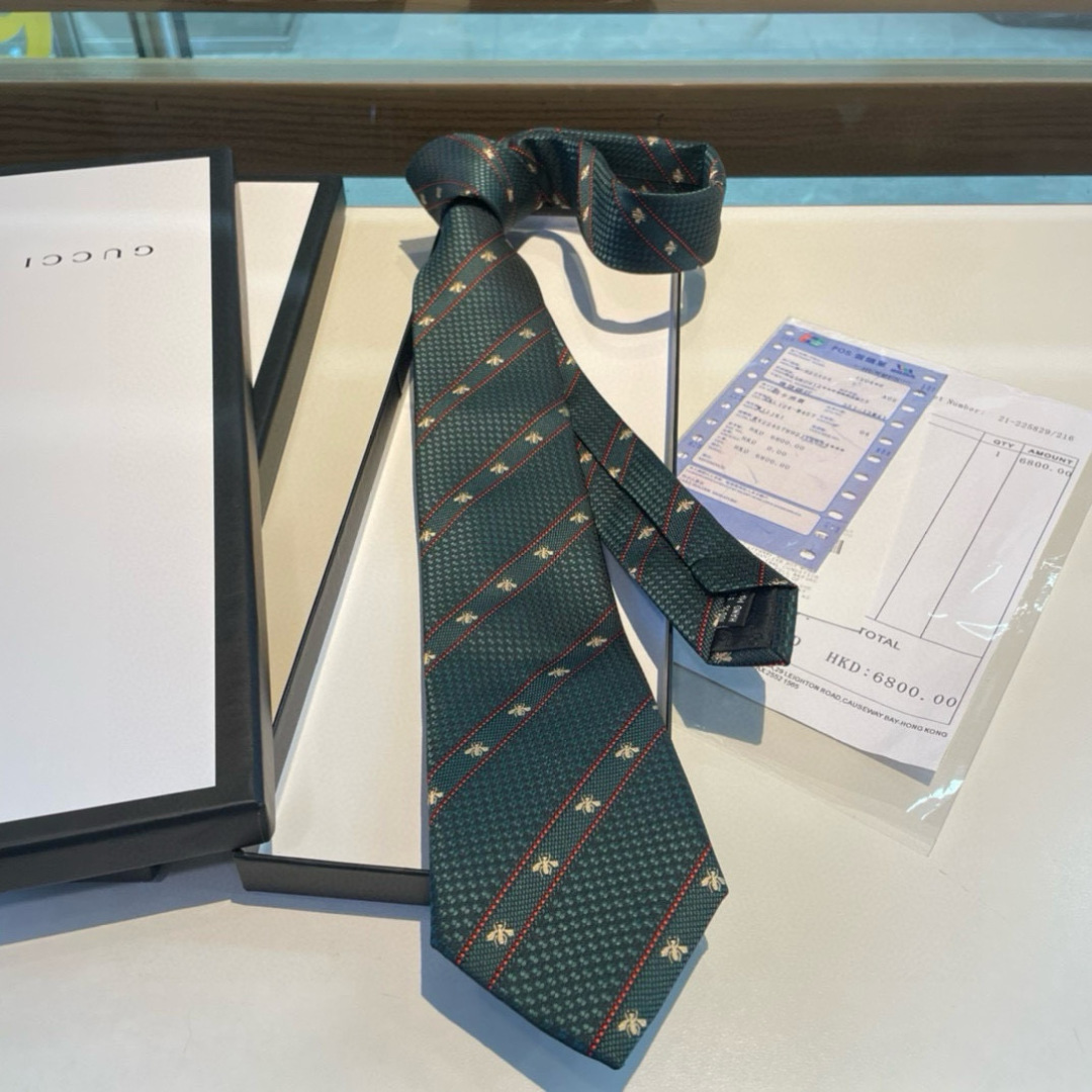 特价男士领带系列👔👔，稀有采用专柜经典主题动物蜜蜂绣花展现精湛手工与时尚优雅的理想选择，这款领带将标志性