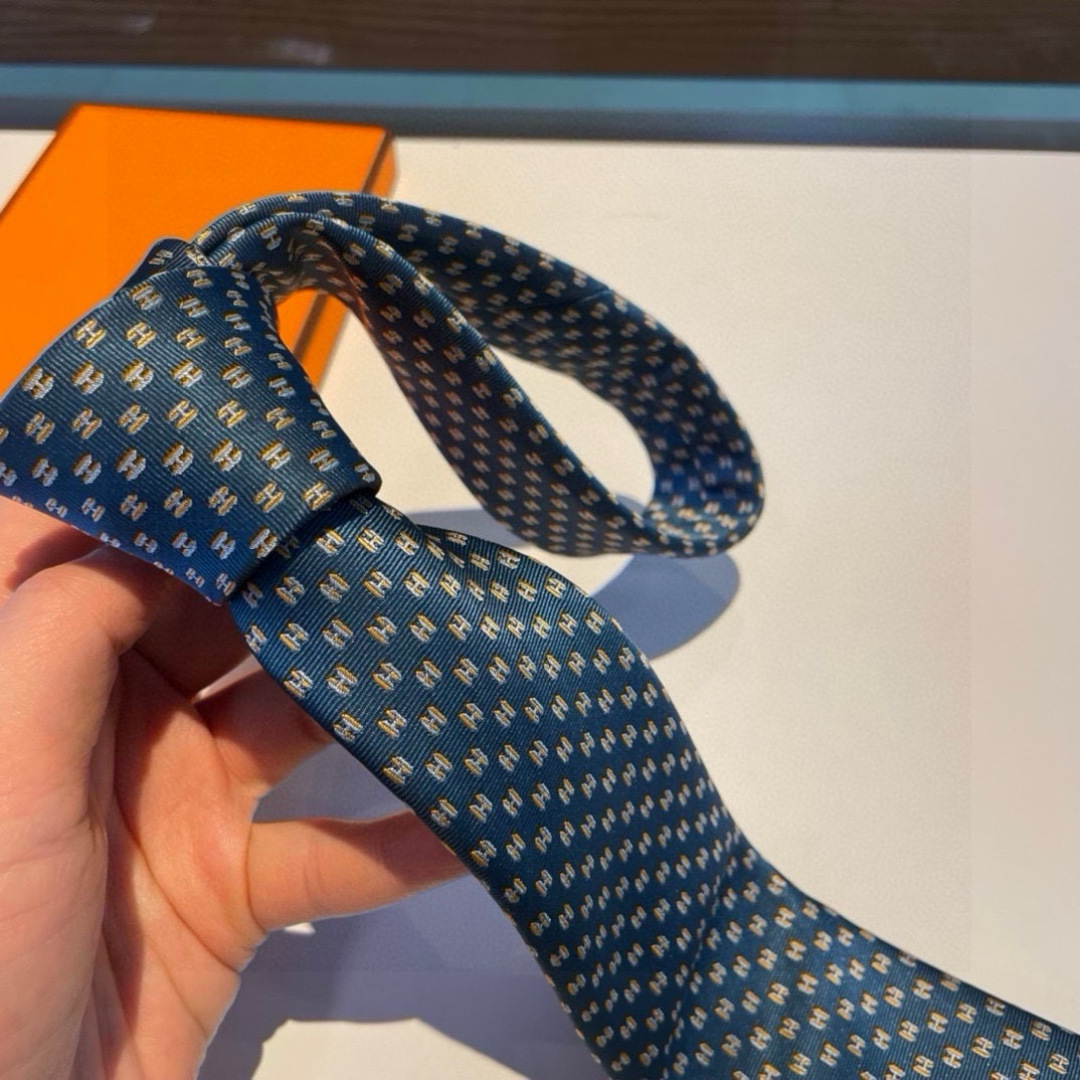 特价爱马仕H字母男士新款领带系列👔👔，让男士可以充分展示自己个性。100%顶级斜纹真丝手工定制‼