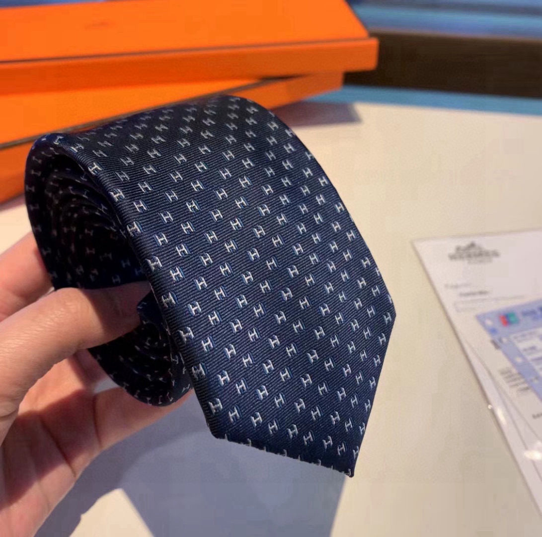 特价爱马仕H字母男士新款领带系列👔👔，让男士可以充分展示自己个性。100%顶级斜纹真丝手工定制‼