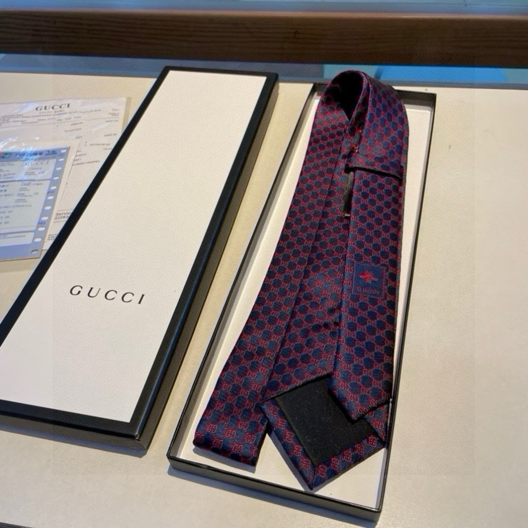 特价 马衔扣的悠久历史始于1950年代，至今仍是Gucci具有代表性的传统精髓。这款桑蚕丝领带从品牌马术
