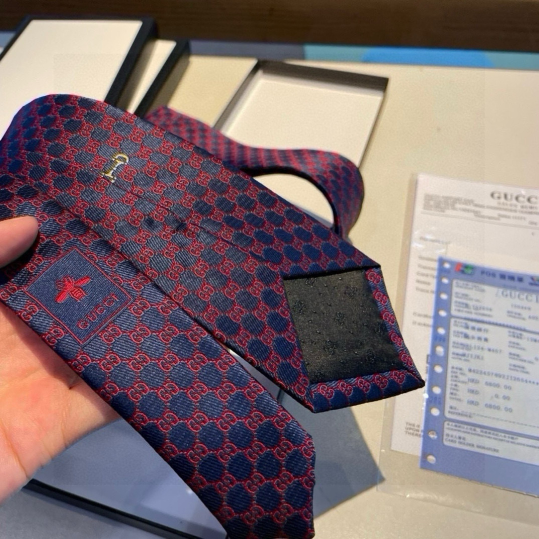 特价 马衔扣的悠久历史始于1950年代，至今仍是Gucci具有代表性的传统精髓。这款桑蚕丝领带从品牌马术