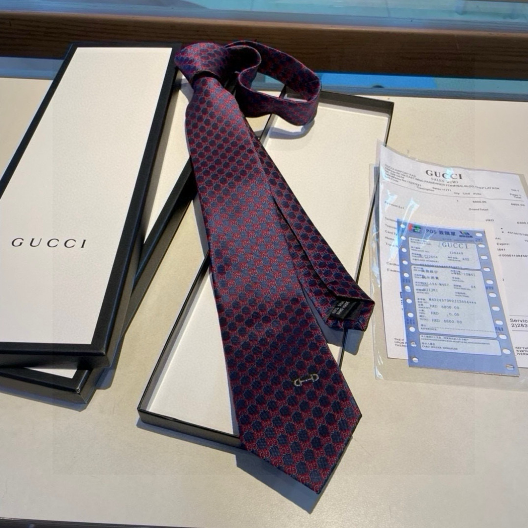 特价 马衔扣的悠久历史始于1950年代，至今仍是Gucci具有代表性的传统精髓。这款桑蚕丝领带从品牌马术