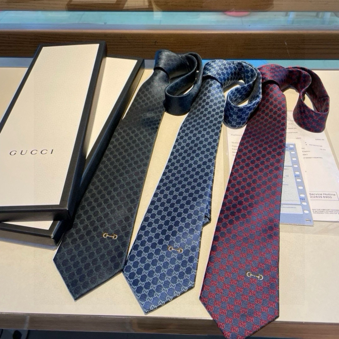 特价 马衔扣的悠久历史始于1950年代，至今仍是Gucci具有代表性的传统精髓。这款桑蚕丝领带从品牌马术
