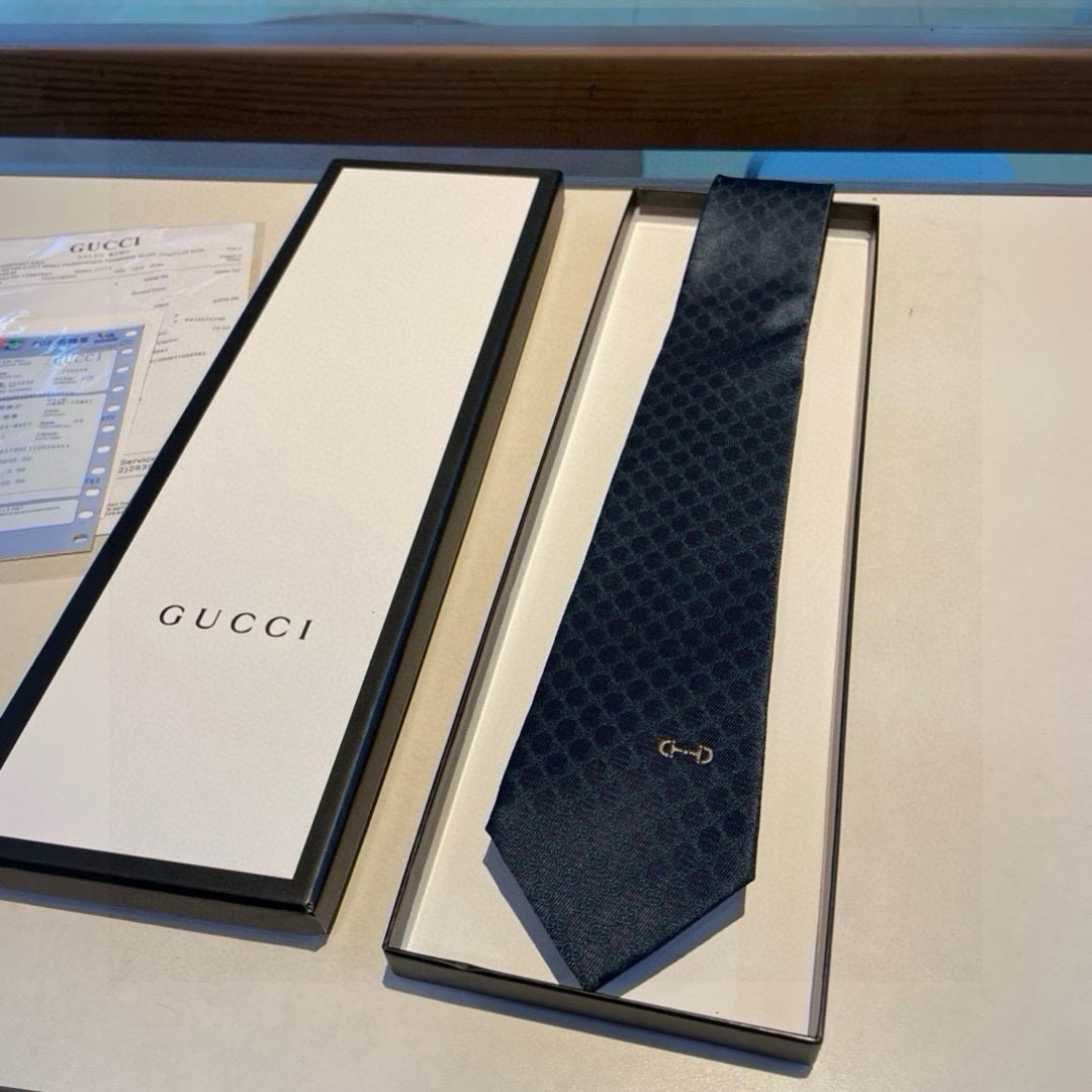 特价 马衔扣的悠久历史始于1950年代，至今仍是Gucci具有代表性的传统精髓。这款桑蚕丝领带从品牌马术