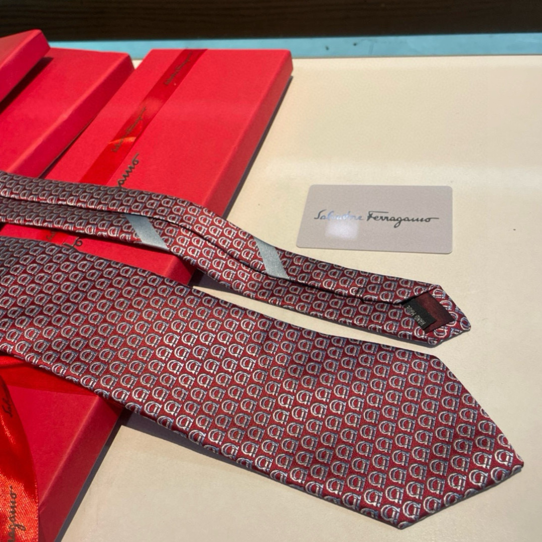 特价特 配包装  菲拉格慕男士新款领带系列👔👔，让男士可以充分展示自己个性。100%顶级斜纹真丝手工定制