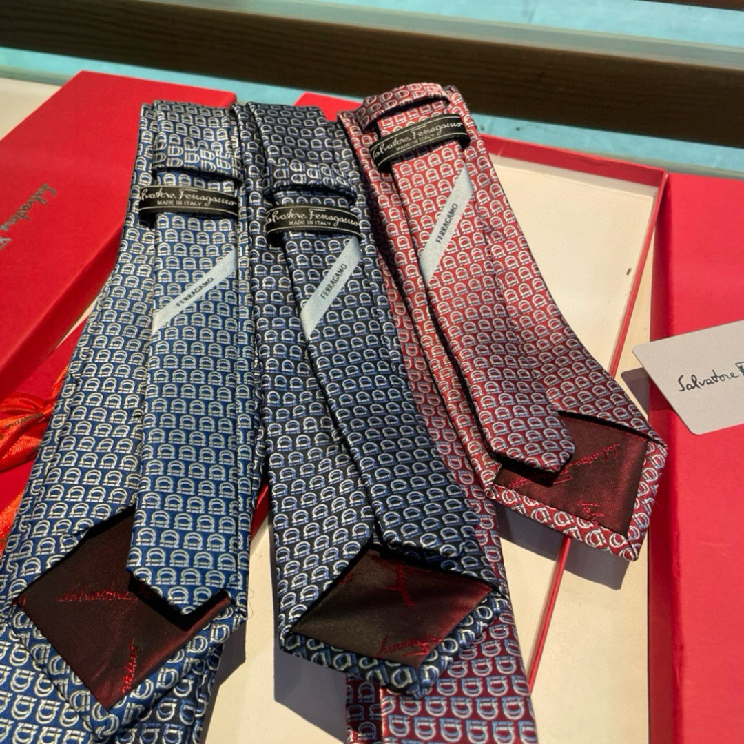 特价特 配包装  菲拉格慕男士新款领带系列👔👔，让男士可以充分展示自己个性。100%顶级斜纹真丝手工定制