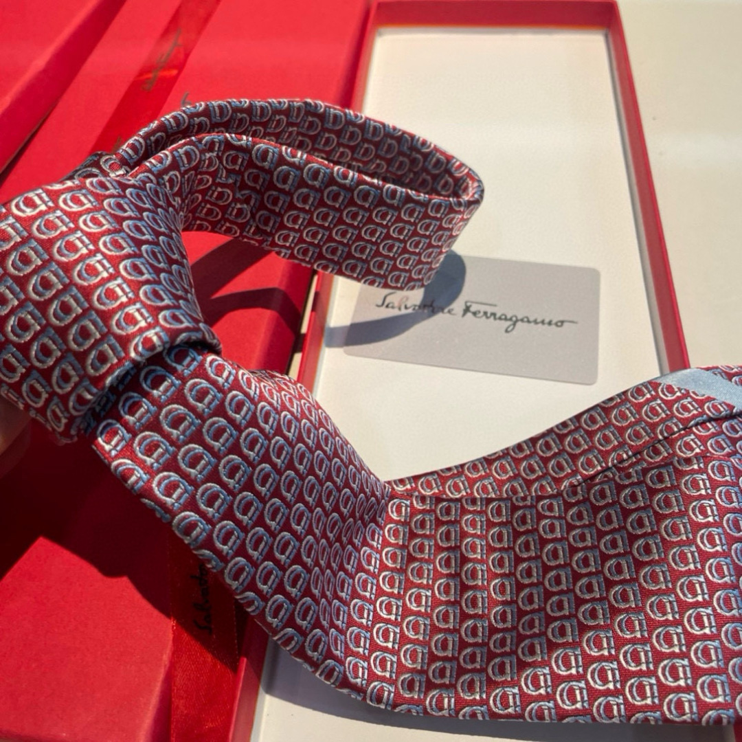 特价特 配包装  菲拉格慕男士新款领带系列👔👔，让男士可以充分展示自己个性。100%顶级斜纹真丝手工定制