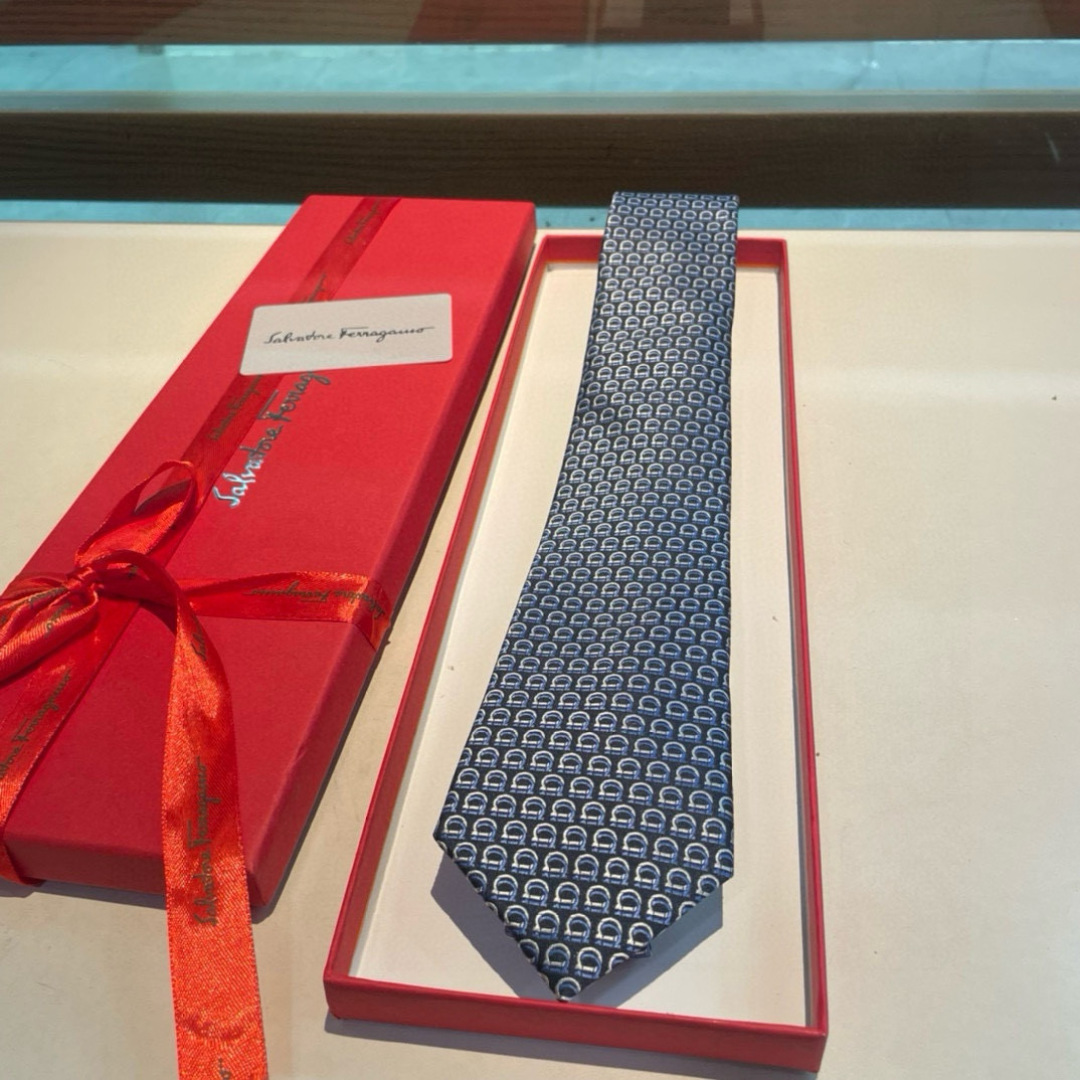 特价特 配包装  菲拉格慕男士新款领带系列👔👔，让男士可以充分展示自己个性。100%顶级斜纹真丝手工定制