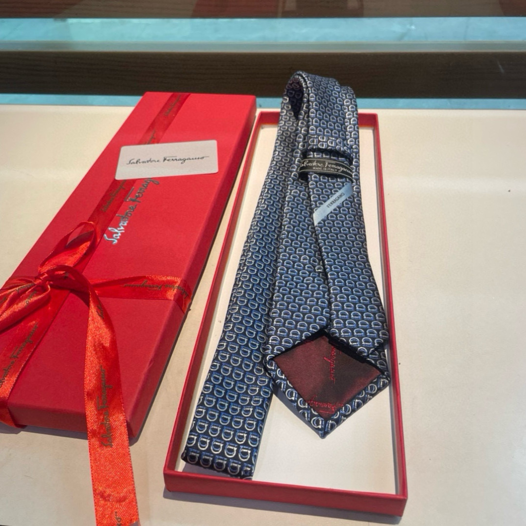 特价特 配包装  菲拉格慕男士新款领带系列👔👔，让男士可以充分展示自己个性。100%顶级斜纹真丝手工定制